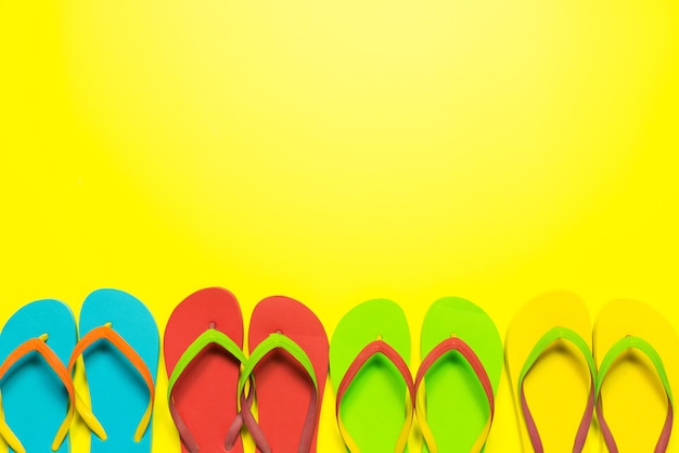 Foto mehrfarbige flip-flops