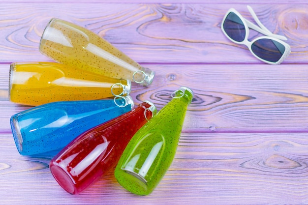 Mehrfarbige Getränke in Flaschen Das Konzept eines Partyspaß-Sommers