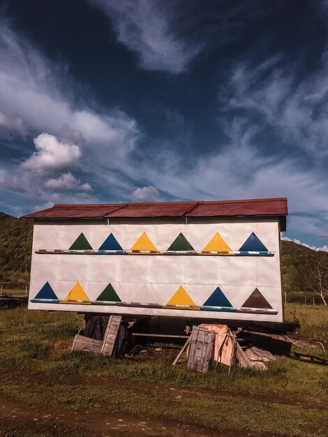 Foto mehrfarbige häuser auf dem feld gegen den himmel