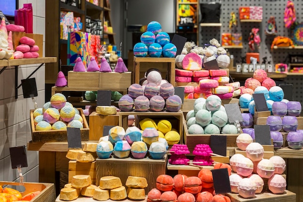 Mehrfarbige handgemachte Naturseife auf der Theke im Laden Nahaufnahme Selektiver Fokus