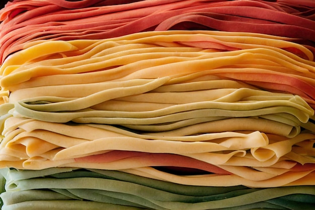 Mehrfarbige hausgemachte Pasta für traditionelle italienische Gerichte