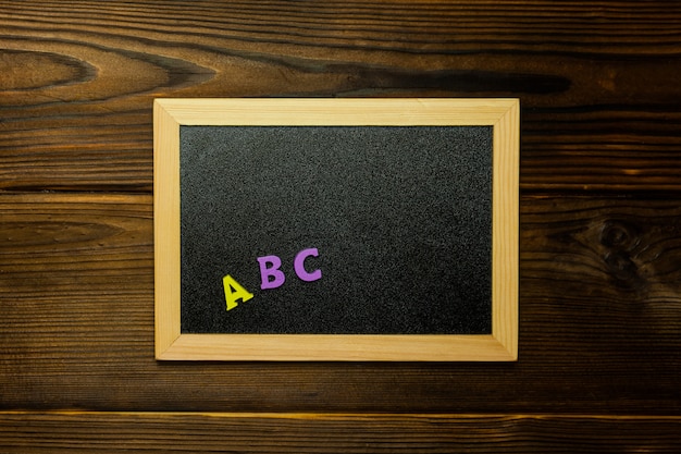 Mehrfarbige Holzbuchstaben Buchstaben ABC an der Tafel