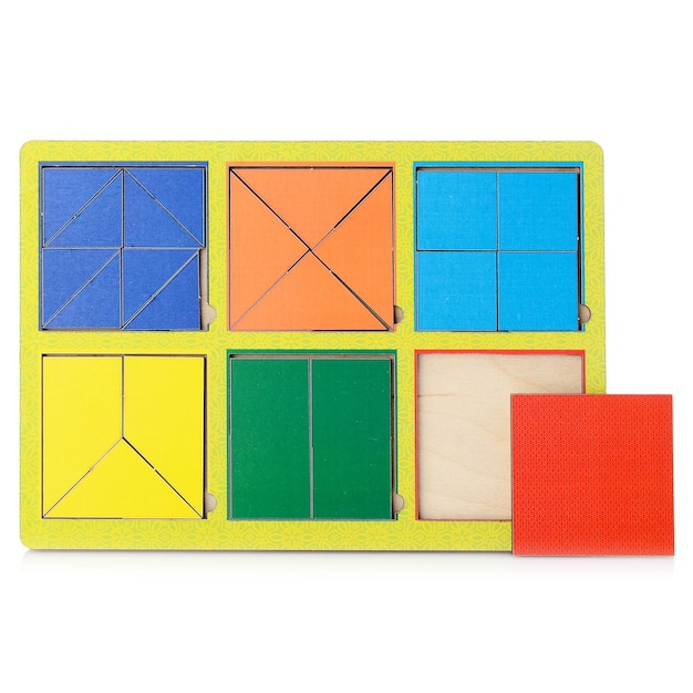Mehrfarbige Holzpuzzles für Kinder, die auf einem weißen Hintergrund isoliert sind. Helle, geometrisch geformte Puzzles. Montessori-Lernspiele für Kinder