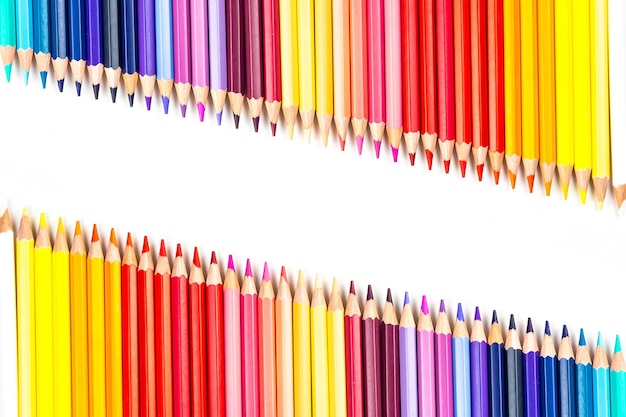 Mehrfarbige Holzstäbchen Farbstifte aus Holz auf weißem Hintergrund