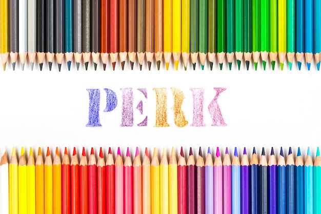 Mehrfarbige Holzstäbchen Holzfarbstifte und Perk auf weißem Hintergrund