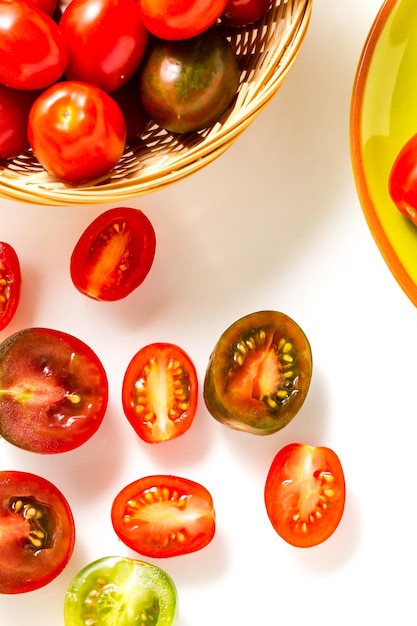 Mehrfarbige Kirschtomaten aus biologischem Garten gepflückt.