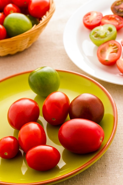 Mehrfarbige Kirschtomaten aus biologischem Garten gepflückt.