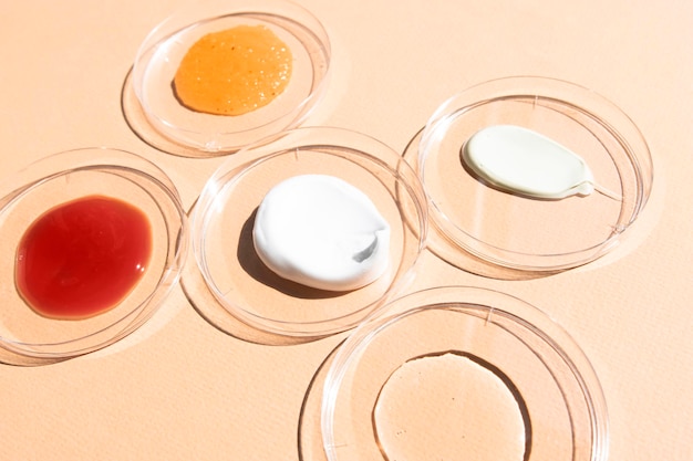 Mehrfarbige kosmetische Texturen in einzelnen Behältern Draufsicht Textur für Haut- und Körperpflege
