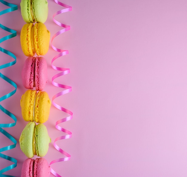 Mehrfarbige Kuchen des Mandelmehls mit Sahne macarons