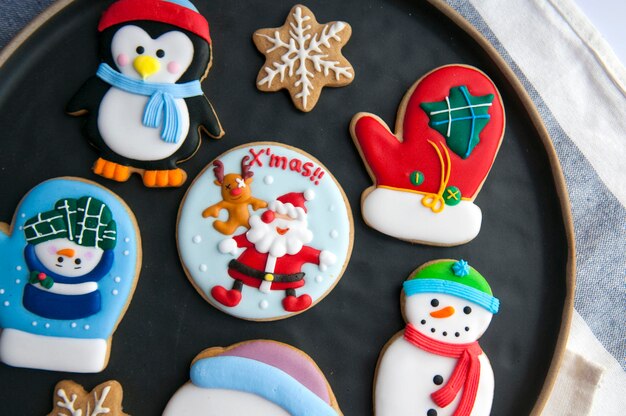 Foto mehrfarbige lebkuchen zu weihnachten auf dem teller