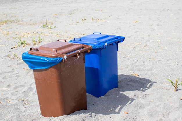 Mehrfarbige Mülleimer mit Papier, Kunststoff, Glas und organischen Abfällen, die zum Recycling geeignet sind