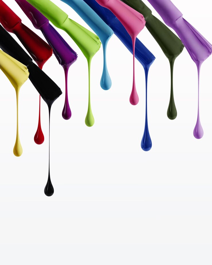 Foto mehrfarbige nagellackstropfen tropfen von bürsten auf weißem hintergrund