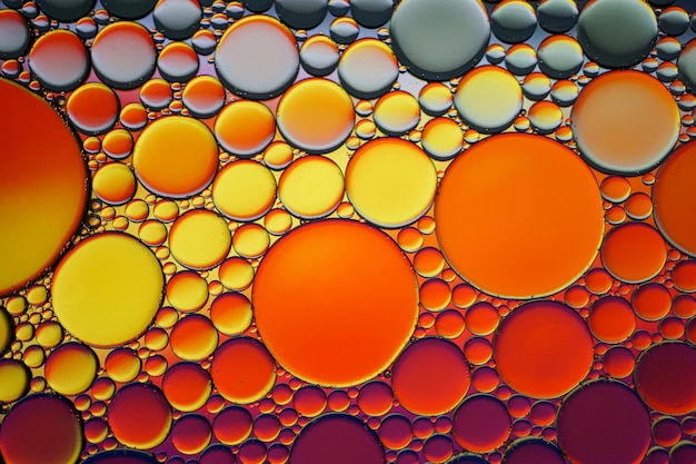 Mehrfarbige Ölkreise auf dem bunten Hintergrund des Wassers