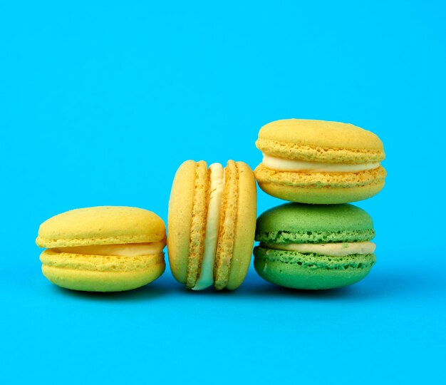 Mehrfarbige runde gebackene Macarons-Kuchen auf hellblauer Oberfläche