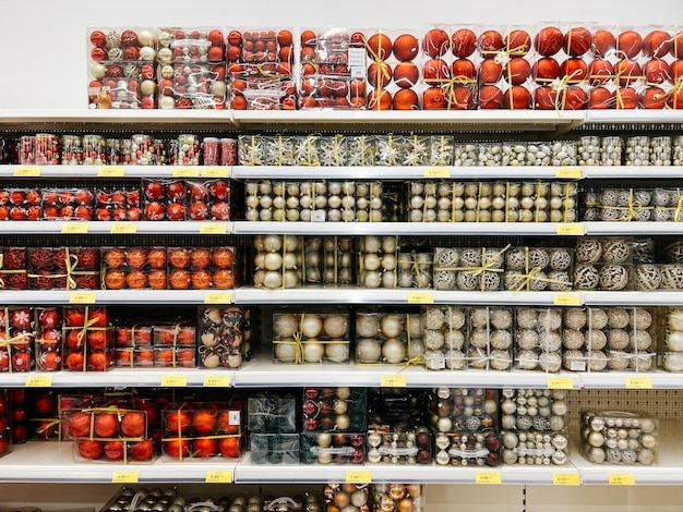 Foto mehrfarbige sätze von bällen in kisten stehen in den regalen des supermarkts