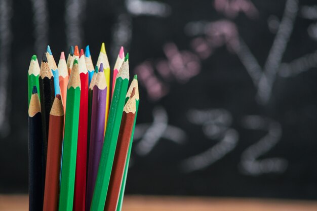 Mehrfarbige Stifte über Schulbehörde, Schule, Universität, Hochschule