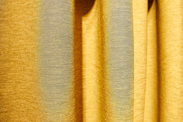 Mehrfarbige Stoffe in einem Textilgeschäft