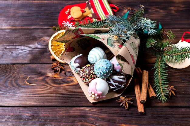 Mehrfarbige süße Cake Pops mit Weihnachtsdekoration