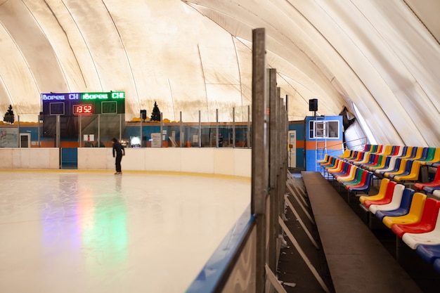 Mehrfarbige Tribünenplätze auf der Eisbahn