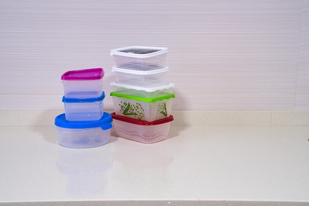 mehrfarbige Tupperware auf weißem Hintergrund