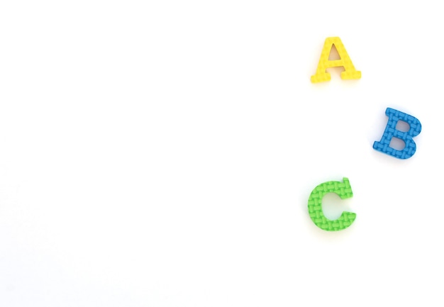 Mehrfarbige weiche englische Buchstaben A, B, C auf weißem Hintergrund. Zurück zur Schule