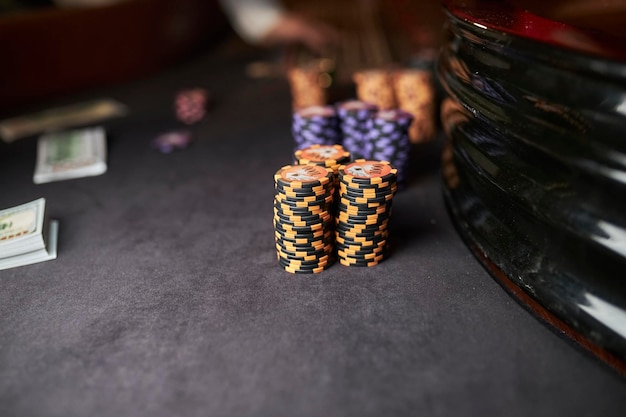 Mehrfarbiger Casino-Tisch mit farbigen Casino-Chips Online-Poker-Glücksspiel mit farbigen Casino-Chips