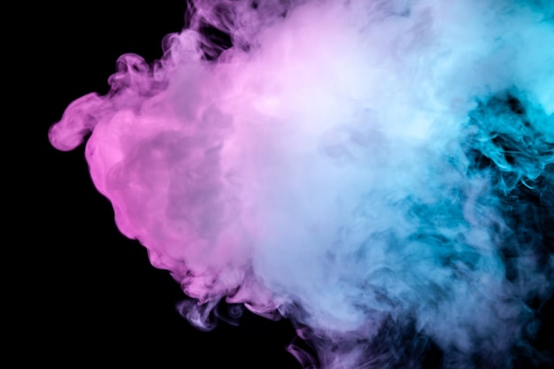 Mehrfarbiger, dicker Rauch, beleuchtet durch farbiges, blauviolettes und rosafarbenes Licht vor einem dunkelschwarzen, isolierten Hintergrund, geschweißt mit Keulen und Locken, die aus einem Dampfdampf-Windstoß aufsteigen