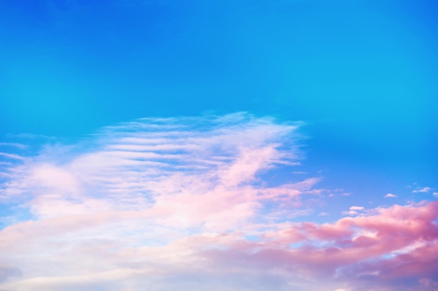 Mehrfarbiger Himmelshintergrund Hohe Wolken am Sommerhimmel Meteorologische Beobachtungen des Himmels