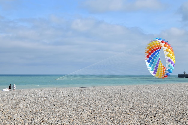 Mehrfarbiger Luftdrachen am Himmel im Atlantik