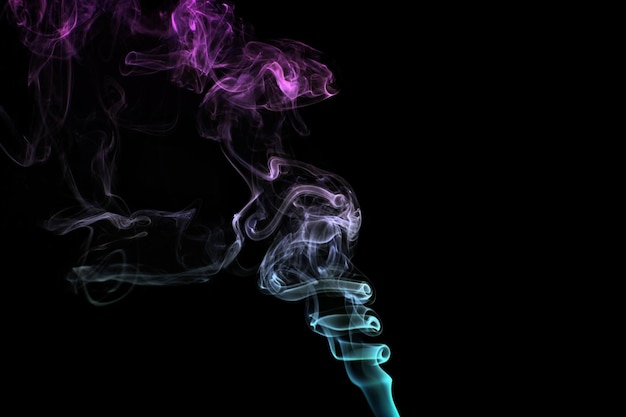 Mehrfarbiger Rauch zur Aromatherapie-Entspannung auf schwarzem Hintergrund, schöne gewirbelte Rauchwolken