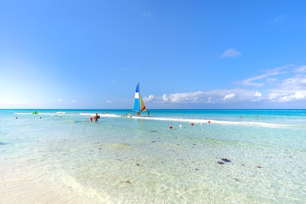 Mehrfarbiger Segelkatamaran fährt Touristen im karibischen Meer Kuba Varadero