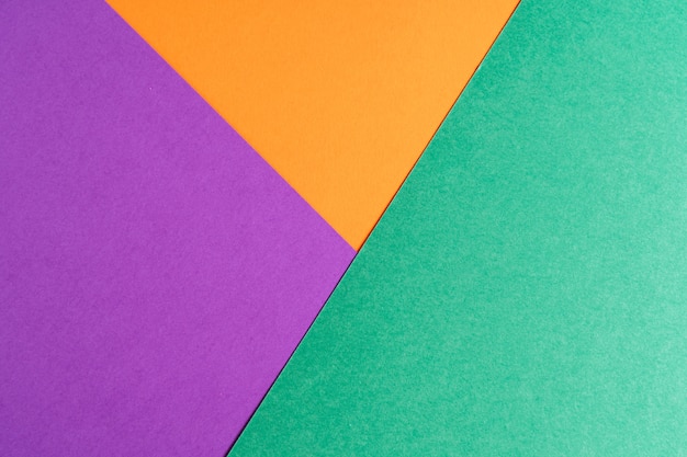 Mehrfarbiges abstraktes Papier in Pastellfarben, mit geometrischer Form, flach gelegt.