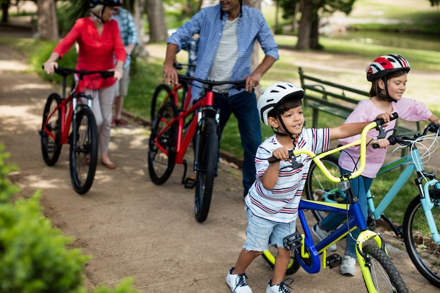 Mehrgenerationen-Familienwandern mit Fahrrad im Park