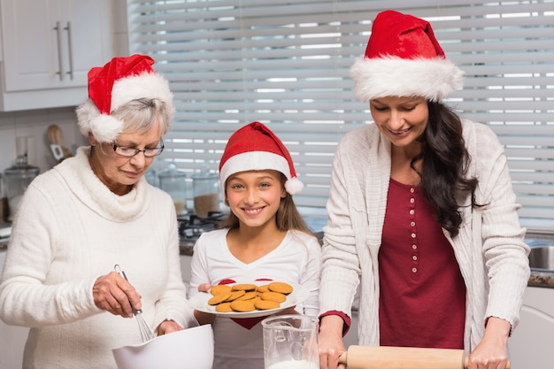 Mehrgenerationenfamilie, die zusammen backt