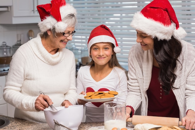 Mehrgenerationenfamilie, die zusammen backt