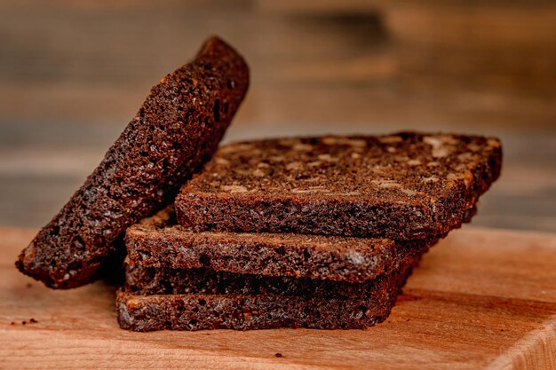 Mehrkorn-Schwarzbrot auf einem Holzbrett