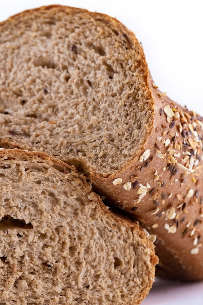 Mehrkornbrot isoliert auf weiß