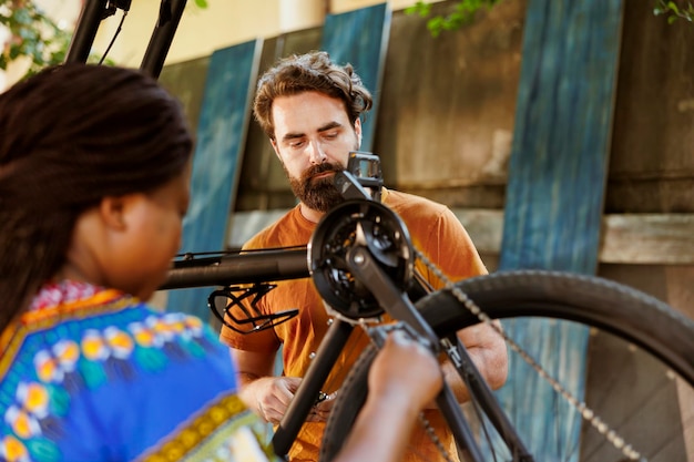 Mehrrassiges Paar repariert Fahrrad