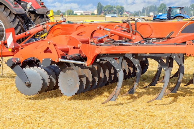 Foto mehrreihige scheibenharde für feldarbeit als haken an einem landwirtschaftlichen traktor