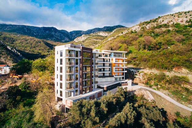 Mehrstöckiges Haus auf der montenegrinischen Architektur des Meeres