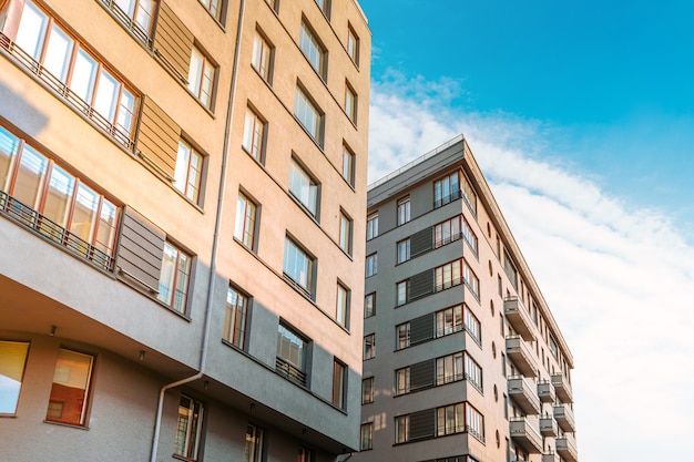 Mehrstöckiges modernes Wohn- oder Geschäftsgebäude mit blauem Himmel