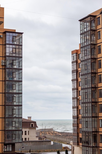 Mehrstöckiges Wohnhaus mit Fenstern und Balkonen. Die Wohnungen sind renoviert