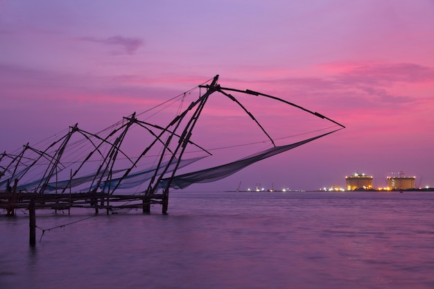 Meia arrastão chinesa no pôr do sol. Kochi, Kerala, Índia