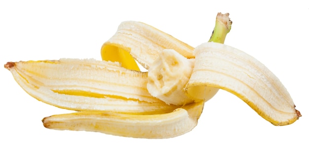 Meia banana amarela na casca isolada