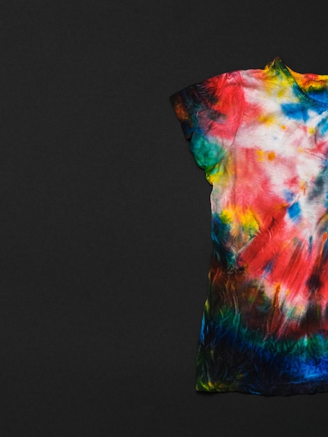 Meia camiseta em estilo tie dye em um fundo preto Postura plana