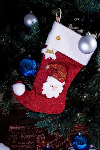 Meia de Natal Meia vermelha com flocos de neve para os presentes do Papai Noel pendurados na árvore de Natal Férias de inverno