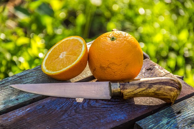 Meia laranja e uma faca de cozinha