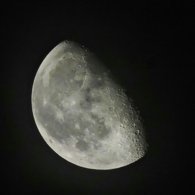 Foto meia lua no céu claro