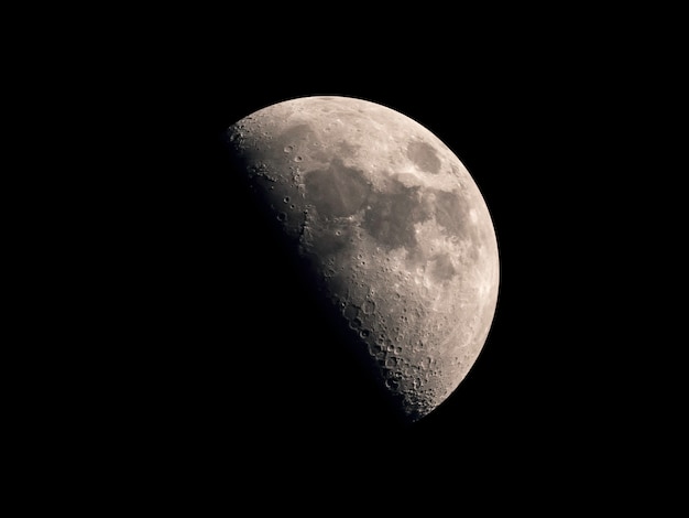 Meia lua no fundo escuro