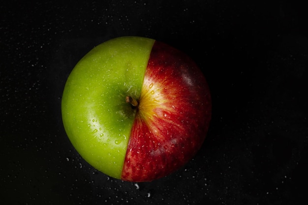 Meia maçã verde e meia maçã vermelha vista superior